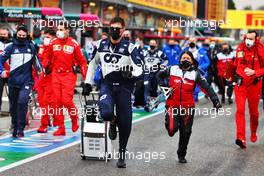 Mechanics leave the grid. 18.04.2021. Formula 1 World Championship, Rd 2, Emilia Romagna Grand Prix, Imola, Italy, Race Day.