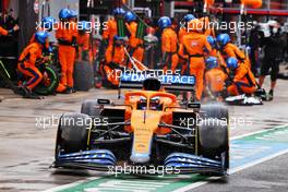 Daniel Ricciardo (AUS) McLaren MCL35M makes a pit stop. 18.04.2021. Formula 1 World Championship, Rd 2, Emilia Romagna Grand Prix, Imola, Italy, Race Day.