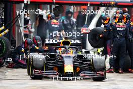 Max Verstappen (NLD) Red Bull Racing RB16B makes a pit stop. 18.04.2021. Formula 1 World Championship, Rd 2, Emilia Romagna Grand Prix, Imola, Italy, Race Day.