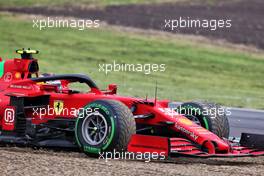 Carlos Sainz Jr (ESP) Ferrari SF-21 runs wide. 18.04.2021. Formula 1 World Championship, Rd 2, Emilia Romagna Grand Prix, Imola, Italy, Race Day.