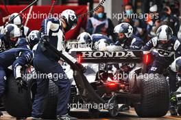 Pierre Gasly (FRA) AlphaTauri AT02 makes a pit stop. 18.04.2021. Formula 1 World Championship, Rd 2, Emilia Romagna Grand Prix, Imola, Italy, Race Day.