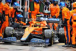 Lando Norris (GBR) McLaren MCL35M makes a pit stop. 18.04.2021. Formula 1 World Championship, Rd 2, Emilia Romagna Grand Prix, Imola, Italy, Race Day.
