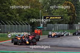 Max Verstappen (NLD) Red Bull Racing RB16B leads at the restart. 18.04.2021. Formula 1 World Championship, Rd 2, Emilia Romagna Grand Prix, Imola, Italy, Race Day.