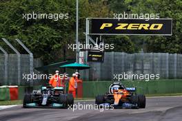 (L to R): Lewis Hamilton (GBR) Mercedes AMG F1 W12 and Daniel Ricciardo (AUS) McLaren MCL35M battle for position. 18.04.2021. Formula 1 World Championship, Rd 2, Emilia Romagna Grand Prix, Imola, Italy, Race Day.