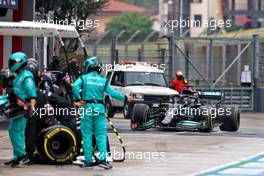 Lewis Hamilton (GBR) Mercedes AMG F1 W12 makes a pit stop. 18.04.2021. Formula 1 World Championship, Rd 2, Emilia Romagna Grand Prix, Imola, Italy, Race Day.