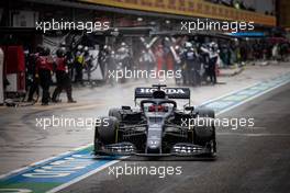 Yuki Tsunoda (JPN) AlphaTauri AT02 makes a pit stop. 18.04.2021. Formula 1 World Championship, Rd 2, Emilia Romagna Grand Prix, Imola, Italy, Race Day.