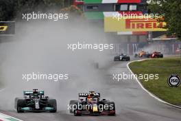 Max Verstappen (NLD) Red Bull Racing RB16B and Lewis Hamilton (GBR) Mercedes AMG F1 W12 battle for position. 18.04.2021. Formula 1 World Championship, Rd 2, Emilia Romagna Grand Prix, Imola, Italy, Race Day.