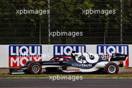 Yuki Tsunoda (JPN) AlphaTauri AT02 spins at the restart. 18.04.2021. Formula 1 World Championship, Rd 2, Emilia Romagna Grand Prix, Imola, Italy, Race Day.