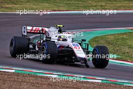 Mick Schumacher (GER) Haas VF-21 with a broken front wing. 18.04.2021. Formula 1 World Championship, Rd 2, Emilia Romagna Grand Prix, Imola, Italy, Race Day.