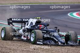 Pierre Gasly (FRA) AlphaTauri AT02 runs wide. 18.04.2021. Formula 1 World Championship, Rd 2, Emilia Romagna Grand Prix, Imola, Italy, Race Day.