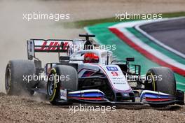 Nikita Mazepin (RUS) Haas F1 Team VF-21 runs wide. 18.04.2021. Formula 1 World Championship, Rd 2, Emilia Romagna Grand Prix, Imola, Italy, Race Day.