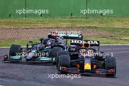 Max Verstappen (NLD) Red Bull Racing RB16B leads Lewis Hamilton (GBR) Mercedes AMG F1 W12. 18.04.2021. Formula 1 World Championship, Rd 2, Emilia Romagna Grand Prix, Imola, Italy, Race Day.