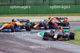 Max Verstappen (NLD) Red Bull Racing RB16B runs wide at the restart. 18.04.2021. Formula 1 World Championship, Rd 2, Emilia Romagna Grand Prix, Imola, Italy, Race Day.