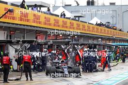 Pierre Gasly (FRA) AlphaTauri AT02 makes a pit stop. 18.04.2021. Formula 1 World Championship, Rd 2, Emilia Romagna Grand Prix, Imola, Italy, Race Day.