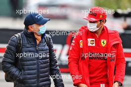 (L to R): Jost Capito (GER) Williams Racing Chief Executive Officer with Carlos Sainz Jr (ESP) Ferrari. 17.04.2021. Formula 1 World Championship, Rd 2, Emilia Romagna Grand Prix, Imola, Italy, Qualifying Day.
