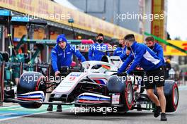 Haas VF-21 pushed down the pit lane by mechanics. 15.04.2021. Formula 1 World Championship, Rd 2, Emilia Romagna Grand Prix, Imola, Italy, Preparation Day.
