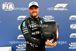 Valtteri Bottas (FIN) Mercedes AMG F1 celebrates being fastest in qualifying parc ferme with the Pirelli Speed King Award. 10.09.2021. Formula 1 World Championship, Rd 14, Italian Grand Prix, Monza, Italy, Qualifying Day.