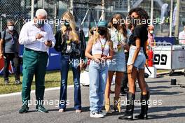 Lawrence Stroll (CDN) Aston Martin F1 Team Investor with guests on the grid. 12.09.2021. Formula 1 World Championship, Rd 14, Italian Grand Prix, Monza, Italy, Race Day.