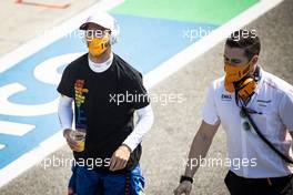Daniel Ricciardo (AUS) McLaren with Michael Italiano (AUS) McLaren Performance Coach on the grid. 12.09.2021. Formula 1 World Championship, Rd 14, Italian Grand Prix, Monza, Italy, Race Day.