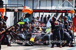 Max Verstappen (NLD) Red Bull Racing RB16B makes a pit stop - delayed by a problem with the right front wheel. 12.09.2021. Formula 1 World Championship, Rd 14, Italian Grand Prix, Monza, Italy, Race Day.