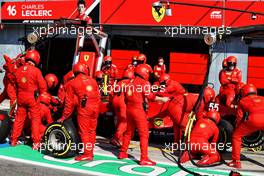 Carlos Sainz Jr (ESP) Ferrari SF-21 makes a pit stop. 12.09.2021. Formula 1 World Championship, Rd 14, Italian Grand Prix, Monza, Italy, Race Day.