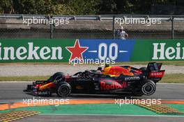  Max Verstappen (NLD) Red Bull Racing RB16B and Lewis Hamilton (GBR) Mercedes AMG F1 W12 crash at the first chicane. 12.09.2021. Formula 1 World Championship, Rd 14, Italian Grand Prix, Monza, Italy, Race Day.
