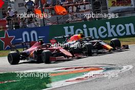 Carlos Sainz Jr (ESP) Ferrari SF-21 and Sergio Perez (MEX) Red Bull Racing RB16B battle for position. 12.09.2021. Formula 1 World Championship, Rd 14, Italian Grand Prix, Monza, Italy, Race Day.