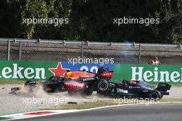  Max Verstappen (NLD) Red Bull Racing RB16B and Lewis Hamilton (GBR) Mercedes AMG F1 W12 crash at the first chicane. 12.09.2021. Formula 1 World Championship, Rd 14, Italian Grand Prix, Monza, Italy, Race Day.