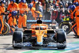 Daniel Ricciardo (AUS) McLaren MCL35M makes a pit stop. 12.09.2021. Formula 1 World Championship, Rd 14, Italian Grand Prix, Monza, Italy, Race Day.