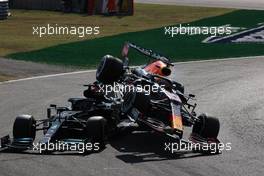 Max Verstappen (NLD) Red Bull Racing RB16B and Lewis Hamilton (GBR) Mercedes AMG F1 W12 crash at the first chicane. 12.09.2021. Formula 1 World Championship, Rd 14, Italian Grand Prix, Monza, Italy, Race Day.