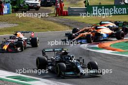 Valtteri Bottas (FIN) Mercedes AMG F1 W12 leads at the start. 11.09.2021. Formula 1 World Championship, Rd 14, Italian Grand Prix, Monza, Italy, Sprint Day.