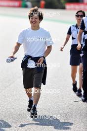 Yuki Tsunoda (JPN) AlphaTauri walks the circuit with the team. 09.09.2021. Formula 1 World Championship, Rd 14, Italian Grand Prix, Monza, Italy, Preparation Day.