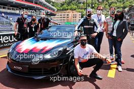 Fernando Alonso (ESP) Alpine F1 Team with Felipe Pantone, Artist, Laurent Rossi (FRA) Alpine Chief Executive Officer, and guests, with the Alpine A110. 21.05.2021. Formula 1 World Championship, Rd 5, Monaco Grand Prix, Monte Carlo, Monaco, Friday.