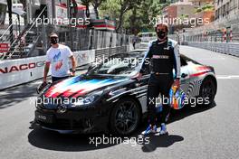 Fernando Alonso (ESP) Alpine F1 Team with Felipe Pantone, Artist and the Alpine A110. 21.05.2021. Formula 1 World Championship, Rd 5, Monaco Grand Prix, Monte Carlo, Monaco, Friday.