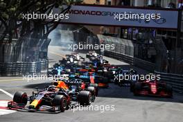Max Verstappen (NLD) Red Bull Racing RB16B leads at the start of the race. 23.05.2021. Formula 1 World Championship, Rd 5, Monaco Grand Prix, Monte Carlo, Monaco, Race Day.