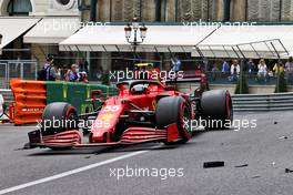 Carlos Sainz Jr (ESP) Ferrari SF-21 passes debris of Mick Schumacher (GER) Haas VF-21. 22.05.2021. Formula 1 World Championship, Rd 5, Monaco Grand Prix, Monte Carlo, Monaco, Qualifying Day.