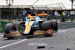 Daniel Ricciardo (AUS) McLaren MCL35M passes debris of Mick Schumacher (GER) Haas VF-21. 22.05.2021. Formula 1 World Championship, Rd 5, Monaco Grand Prix, Monte Carlo, Monaco, Qualifying Day.