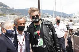 (L to R): Jean Todt (FRA) FIA President with Alain Prost (FRA) Alpine F1 Team Non-Executive Director and Benjamin Biolay (FRA) Singer. 23.05.2021. Formula 1 World Championship, Rd 5, Monaco Grand Prix, Monte Carlo, Monaco, Race Day.