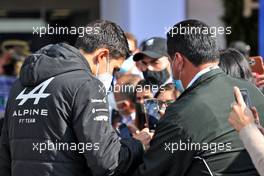 Esteban Ocon (FRA) Alpine F1 Team with fans. 05.11.2021. Formula 1 World Championship, Rd 18, Mexican Grand Prix, Mexico City, Mexico, Practice Day.
