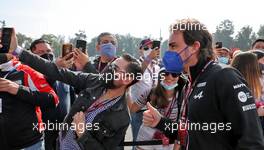 Fernando Alonso (ESP) Alpine F1 Team with fans. 05.11.2021. Formula 1 World Championship, Rd 18, Mexican Grand Prix, Mexico City, Mexico, Practice Day.