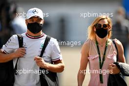 Valtteri Bottas (FIN) Mercedes AMG F1 with his girlfriend Tiffany Cromwell (AUS) Professional Cyclist. 05.11.2021. Formula 1 World Championship, Rd 18, Mexican Grand Prix, Mexico City, Mexico, Practice Day.