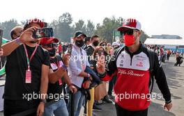 Antonio Giovinazzi (ITA) Alfa Romeo Racing with fans. 05.11.2021. Formula 1 World Championship, Rd 18, Mexican Grand Prix, Mexico City, Mexico, Practice Day.
