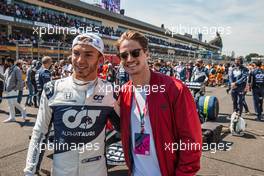 (L to R): Pierre Gasly (FRA) AlphaTauri with Kygo (NOR) DJ on the grid. 07.11.2021. Formula 1 World Championship, Rd 18, Mexican Grand Prix, Mexico City, Mexico, Race Day.
