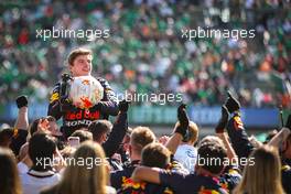Race winner Max Verstappen (NLD) Red Bull Racing celebrates with the team in parc ferme. 07.11.2021. Formula 1 World Championship, Rd 18, Mexican Grand Prix, Mexico City, Mexico, Race Day.