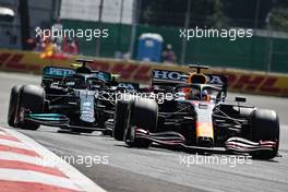 Max Verstappen (NLD) Red Bull Racing RB16B leads Lewis Hamilton (GBR) Mercedes AMG F1 W12. 07.11.2021. Formula 1 World Championship, Rd 18, Mexican Grand Prix, Mexico City, Mexico, Race Day.