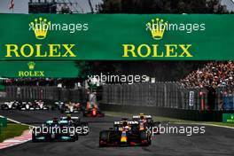 Max Verstappen (NLD) Red Bull Racing RB16B leads Lewis Hamilton (GBR) Mercedes AMG F1 W12 at the start of the race. 07.11.2021. Formula 1 World Championship, Rd 18, Mexican Grand Prix, Mexico City, Mexico, Race Day.