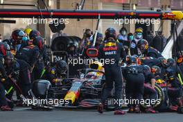 Max Verstappen (NLD) Red Bull Racing RB16B makes a pit stop. 07.11.2021. Formula 1 World Championship, Rd 18, Mexican Grand Prix, Mexico City, Mexico, Race Day.
