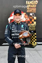 Valtteri Bottas (FIN) Mercedes AMG F1 celebrates his pole position in qualifying parc ferme with the Fangio Award Replica Helmet. 06.11.2021. Formula 1 World Championship, Rd 18, Mexican Grand Prix, Mexico City, Mexico, Qualifying Day.