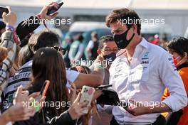 Toto Wolff (GER) Mercedes AMG F1 Shareholder and Executive Director with fans. 06.11.2021. Formula 1 World Championship, Rd 18, Mexican Grand Prix, Mexico City, Mexico, Qualifying Day.