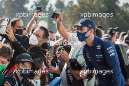 Nicholas Latifi (CDN) Williams Racing with fans. 06.11.2021. Formula 1 World Championship, Rd 18, Mexican Grand Prix, Mexico City, Mexico, Qualifying Day.